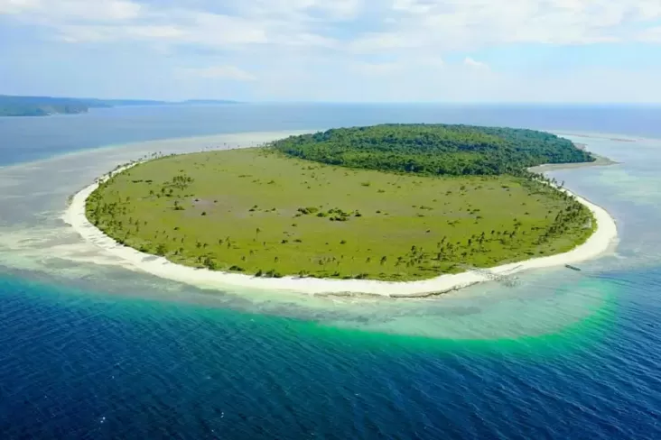 JAKARTA – Pulau di Indonesia dengan nama hewan cukup banyak dan masing-masing pulau memiliki daya tarik tersendiri. Penasaran? Meski terdengar unik, nyatanya ada pulau di Indonesia yang benar-benar dihuni oleh hewan-hewan sesuai nama pulaunya. Ada juga yang tidak berhubungan dengan hewannya sama sekali.